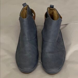No brand light blue ankle boots. Size 8.5.